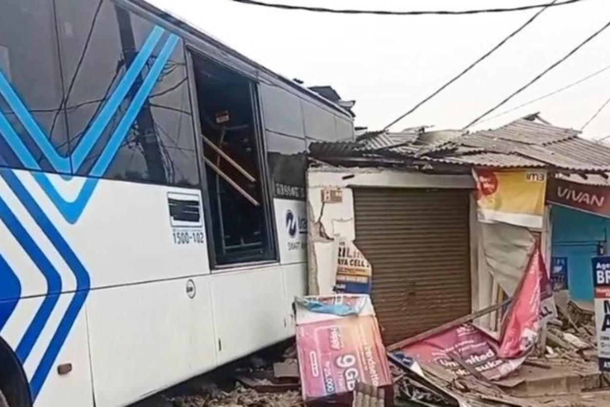 Innalillahi! Bus Transjakarta Lepas Kendali di Cakung, Seret Motor dan Tabrak 4 Ruko Hingga Hancur