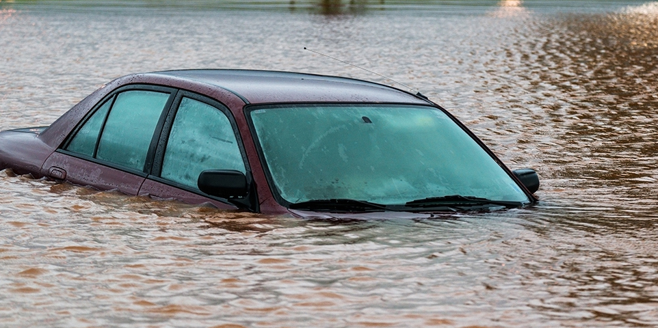 Terendam Banjir? Jangan Panik! Ini 7 Langkah Penting yang Harus Dilakukan Agar Mobil Tidak Rusak Parah