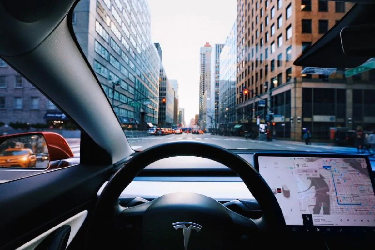 Tesla Perluas Layanan Robotaxi dengan Pengemudi Keselamatan di Phoenix, Indonesia Menyusul?
