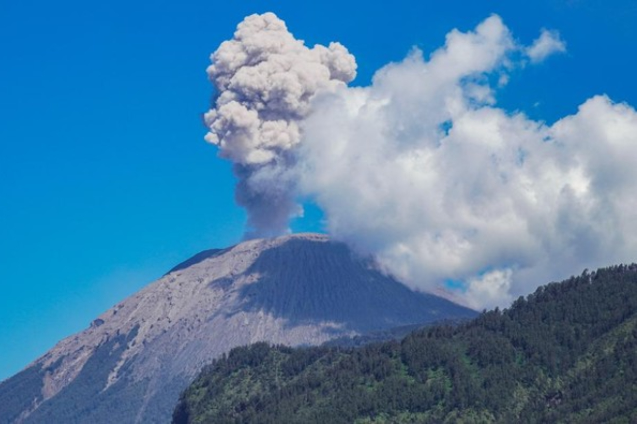 Kurang dari 24 Jam Gunung Semeru Erupsi 4 Kali, Warga Lumajang dan Malang Diimbau Waspada