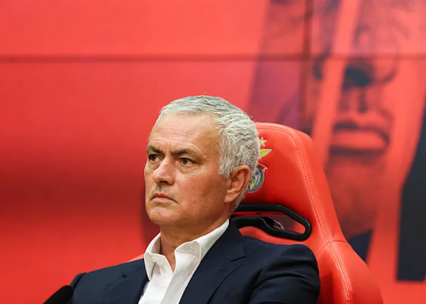 5 Pelatih Paling Sering Kena Kartu Merah: Mourinho Raja Usiran, Simeone Nggak Kalah Panas!