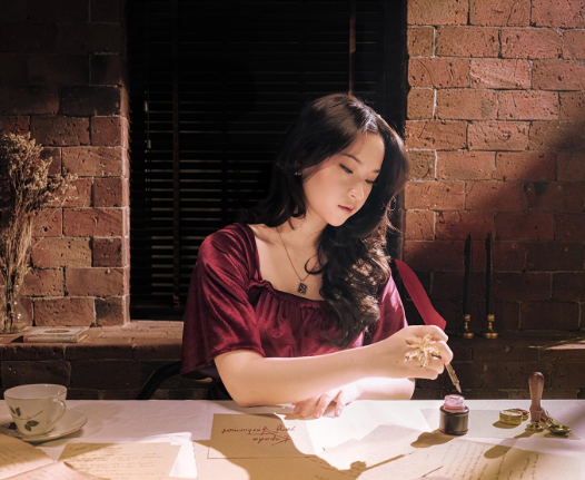 Album Perdana Raissa Anggiani Kepada, Yang Terhormat Resmi Rilis, Penuh Kisah Cinta yang Bikin Baper!