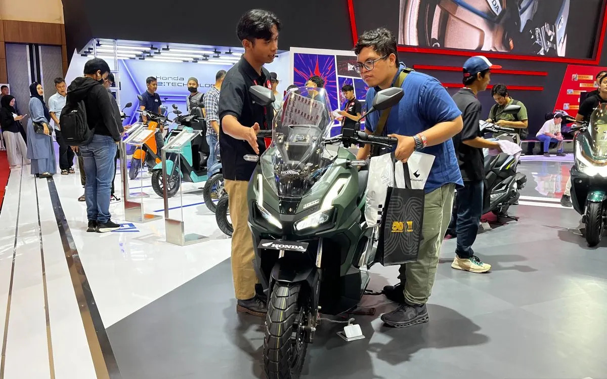 New Honda ADV160 Mejeng di IMOS 2025, Beli Sekarang Dapat Oli Gratis Setahun Plus Fitur SUV Premium!