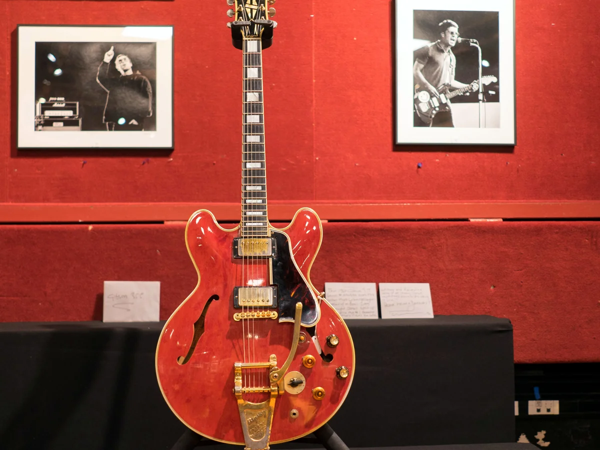 Gitar Ikonik Band Oasis yang Dihancurkan Sang Vokalis Bisa Terjual Hingga Rp10 Miliar di Lelang