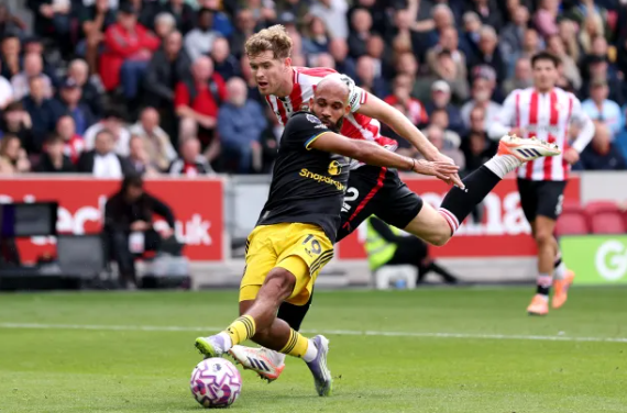 Kontroversi Brentford vs Manchester United: MU Dirugikan Wasit, Collins Lolos dari Kartu Merah!