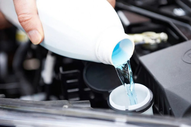 Awas Bahaya! Ini Alasan Mengapa Ganti Air Radiator Mobil Harus Dilakukan dengan Benar agar Mesin Tak Overheat