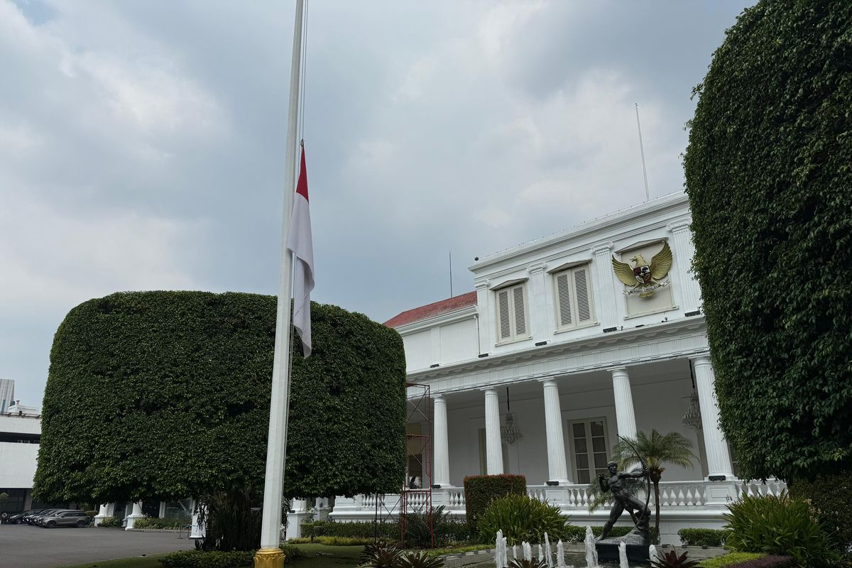 Peringatan G30S, Istana Pasang Bendera Setengah Tiang