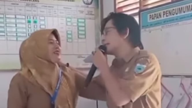 Viral Video Mesra Dua Guru Sekolah Karaoke Pakai Smart TV Bantuan Presiden, Netizen Geram: Fasilitas Belajar Kok Jadi Hiburan?