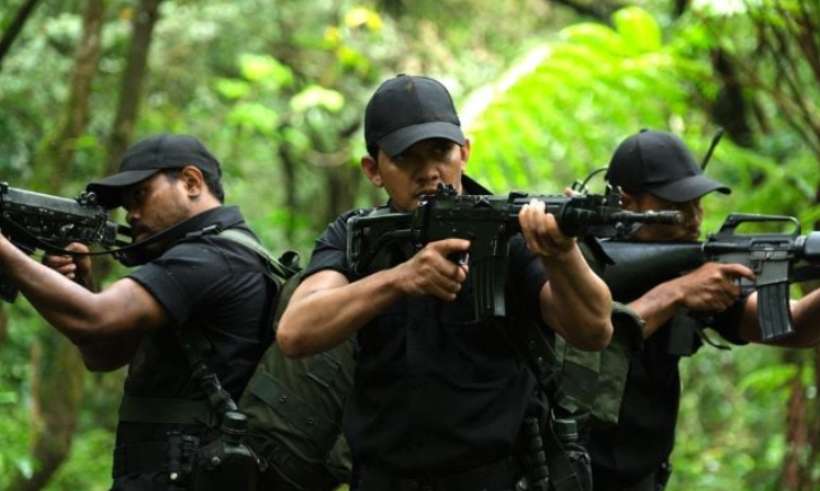 Film Timur Besutan Iko Uwais: Debut Sutradara yang Siap Gebrak Bioskop Indonesia 2025!