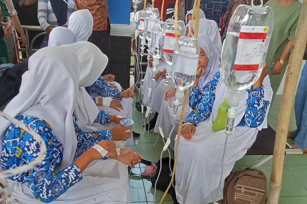 Tragis! Siswi SMKN 1 Cihampelas Meninggal Dunia Usai Terima Paket MBG Keracunan Massal