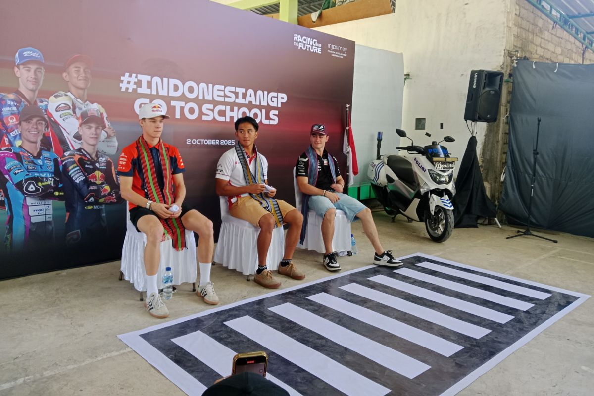 Mario Aji Bikin Heboh Mandalika, Sapa Pelajar Jelang MotoGP Indonesia 2025