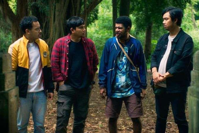 Sinopsis Film Maju Serem Mundur Horor, Horor Komedi Mahasiswa yang Bikin Merinding Sekaligus Ngakak!
