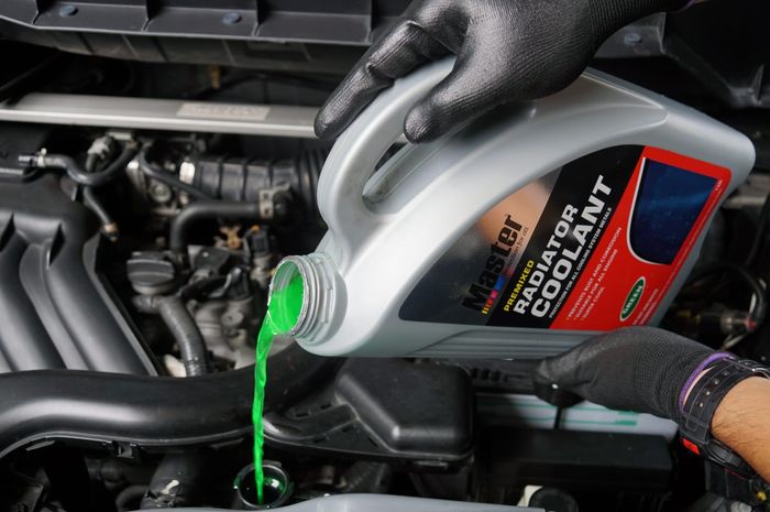 Waspada Saat Ganti Air Radiator! Udara Terjebak Bisa Bikin Mesin Overheat dan Rusak Parah
