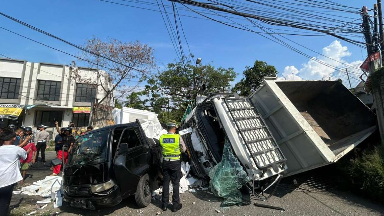 NgeriI! Dump Truk Terjun dari Tol Tangerang-Merak, Timpa Mobil dan Motor di Serang Hingga 4 Orang Terluka