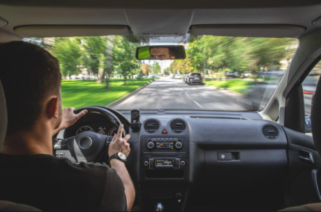 Waspada! 5 Barang Sepele yang Gak Boleh Ditinggal di Mobil, Bisa Bikin Meledak!