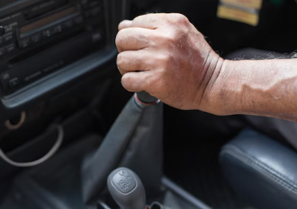 10 Kesalahan Fatal Pengguna Mobil Manual yang Harus Kamu Hindari, Bisa Bikin Mesin Cepat Rusak!