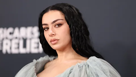 Charli XCX Gandeng Kylie Jenner dan Alexander Skarsgård di Film 'The Moment'