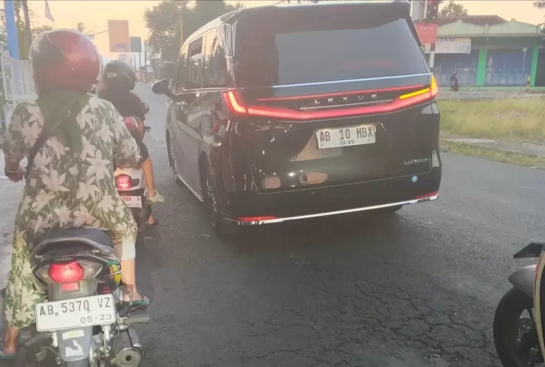 Bikin Geram Netizen! Beredar Video Mobil Pejabat Salip Sri Sultan HB X di Lampu Merah