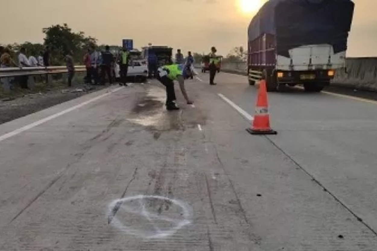 Tragis! Mahasiswa Unpad Tewas di Tol Cisumdawu, Mobil Toyota Raize Hangus Terbakar