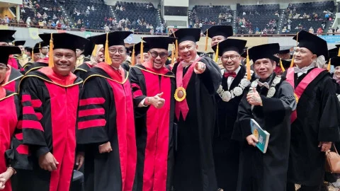 Ahmad Sahroni Kembali Muncul ke Publik, Resmi Sandang Gelar Doktor Ilmu Hukum