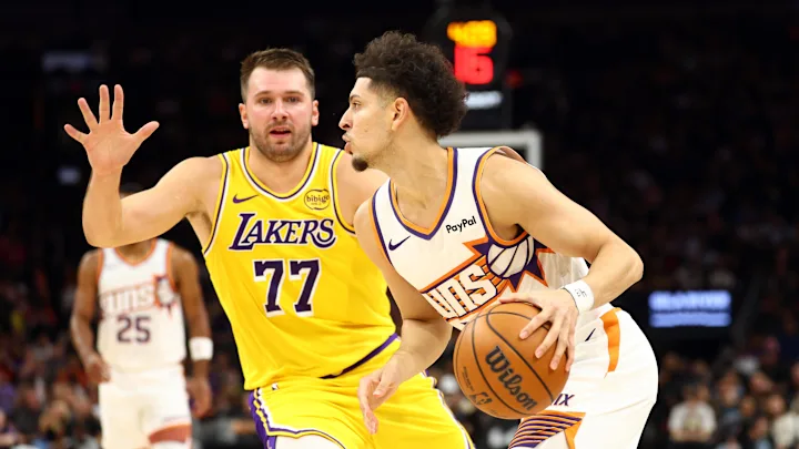Tanpa Booker dan 10 Pemain Lain, Suns Kalahkan Lakers di Laga Pramusim Berkat Aksi Gila Jared Butler!