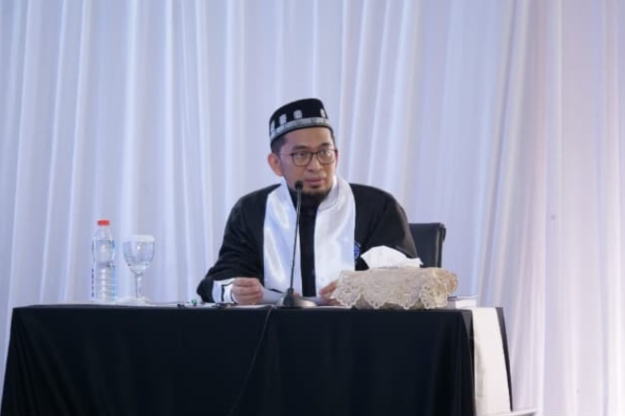 Bukan Feodalisme! Ustaz Adi Hidayat 'Skak Mat' Debat Publik Soal Cium Tangan Kiai, Ini Alasannya