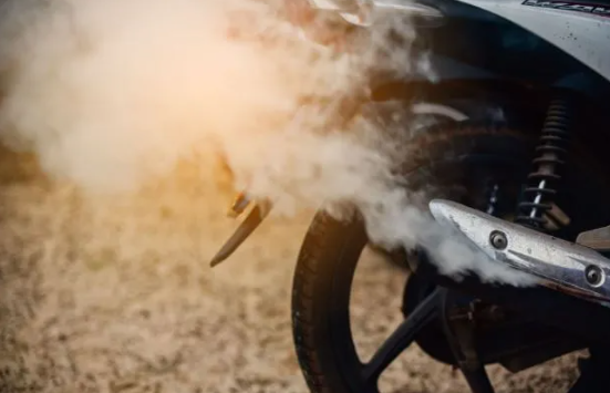 Bau Menyengat dari Knalpot Motor? Waspada, Bisa Jadi Tanda Mesin Kamu Bermasalah!