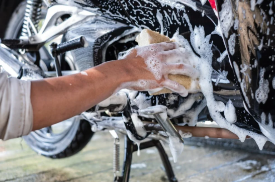 Jangan Langsung Dicuci! Ini Bahaya Cuci Motor Saat Mesin Masih Panas