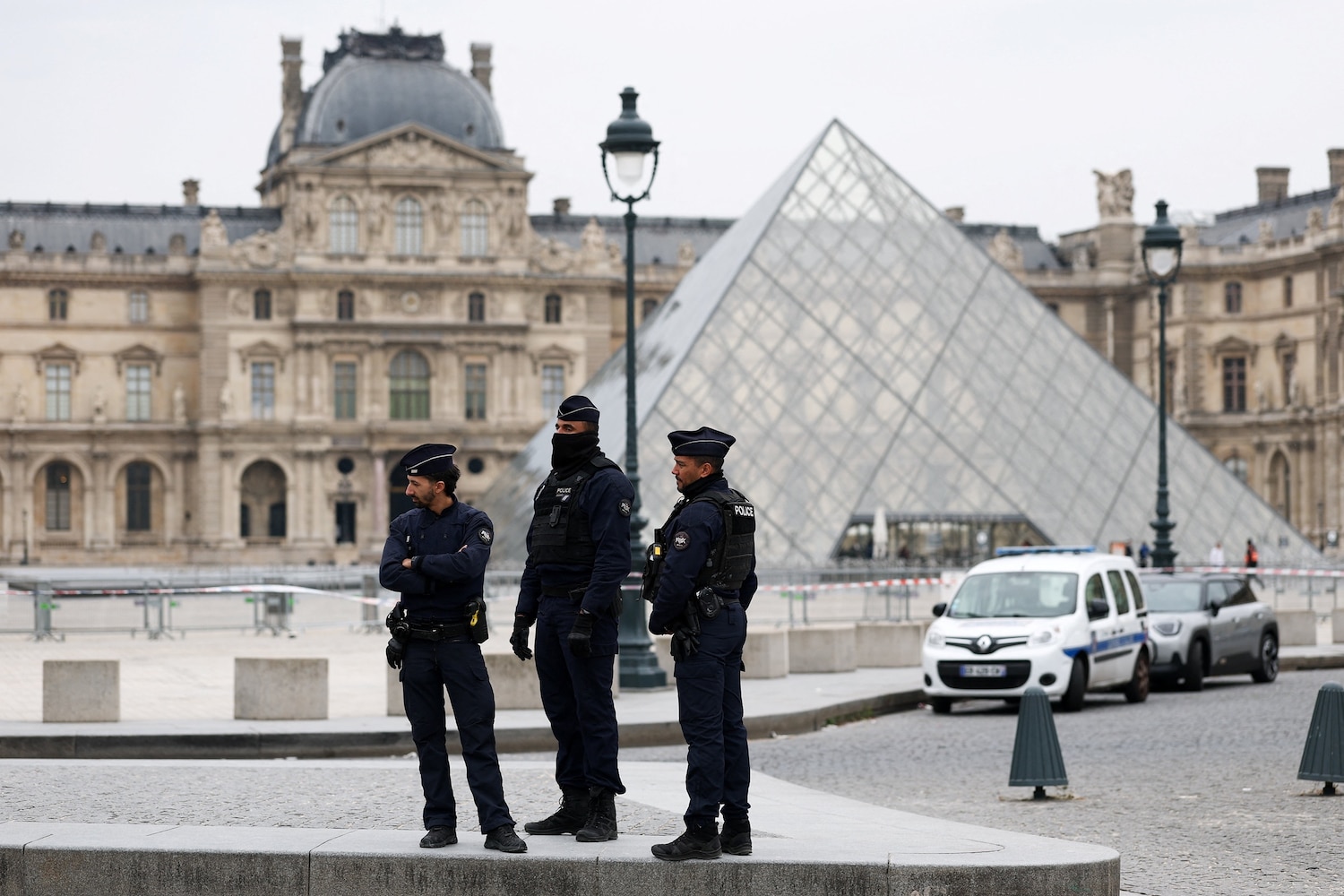 Museum Louvre Kecolongan, Delapan Barang Bersejarah Hilang