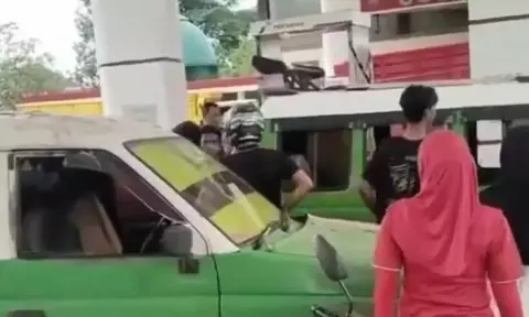 Viral! Cuman Karena Antrean BBM, Pemobil Ini Tembak Mati Sopir Angdes? Berikut Kronologinya!