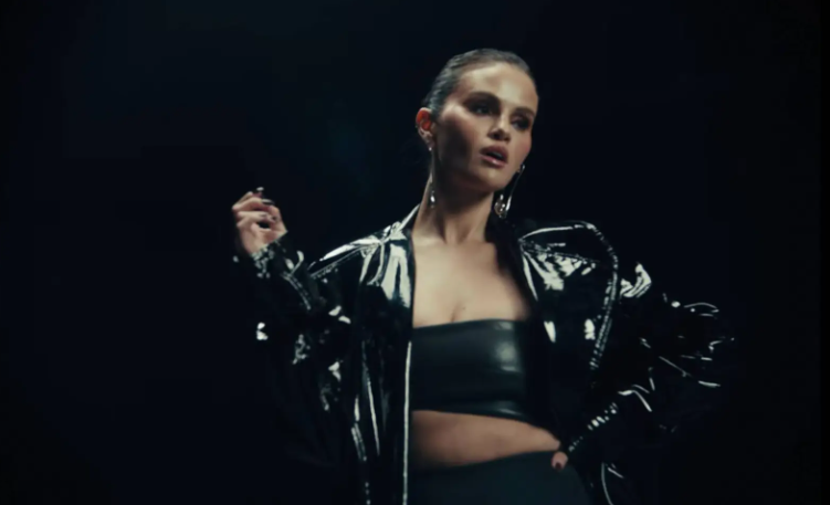 Lirik dan Makna Lagu ‘In The Dark’ Selena Gomez: Cinta yang Tetap Ada Meski di Titik Gelap