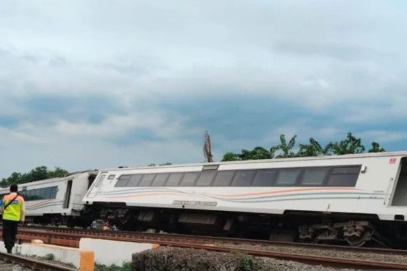 Kereta Purwojaya Anjlok di Bekasi, Penumpang Selamat dan Petugas Terus Lakukan Evakuasi