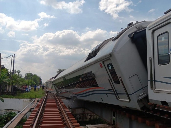 Kereta Purwojaya Anjlok di Kedunggedeh, KAI Minta Maaf dan Pastikan Penumpang Aman