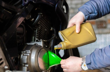 Biar Mesin Nggak Rewel! 6 Tips Milih Oli Motor yang Pas Buat Kamu