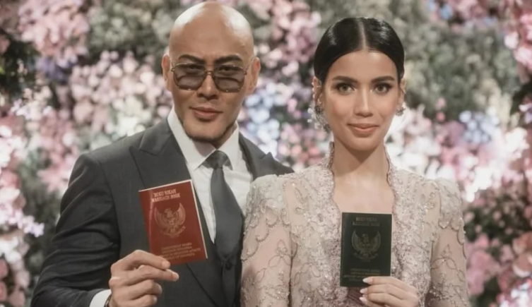Deddy Corbuzier Resmi Digugat Cerai, Sabrina Chairunnisa Hapus Foto Pernikahan dari Instagram!