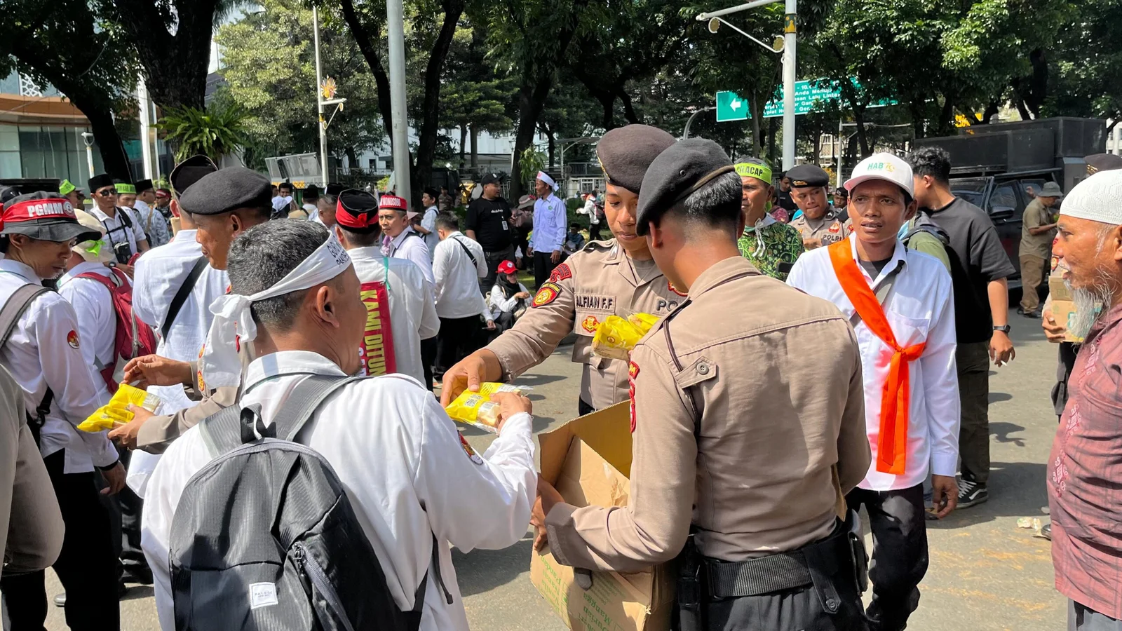 Aksi Damai Guru di Monas, Polisi Bagikan Air dan Roti untuk Jaga Suasana Sejuk