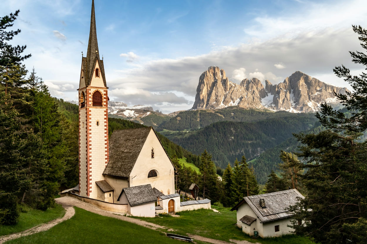 9 Destinasi Terbaik Dunia untuk Liburan 2026, Ada Dolomites Italia dan Paus Sperma Dominika