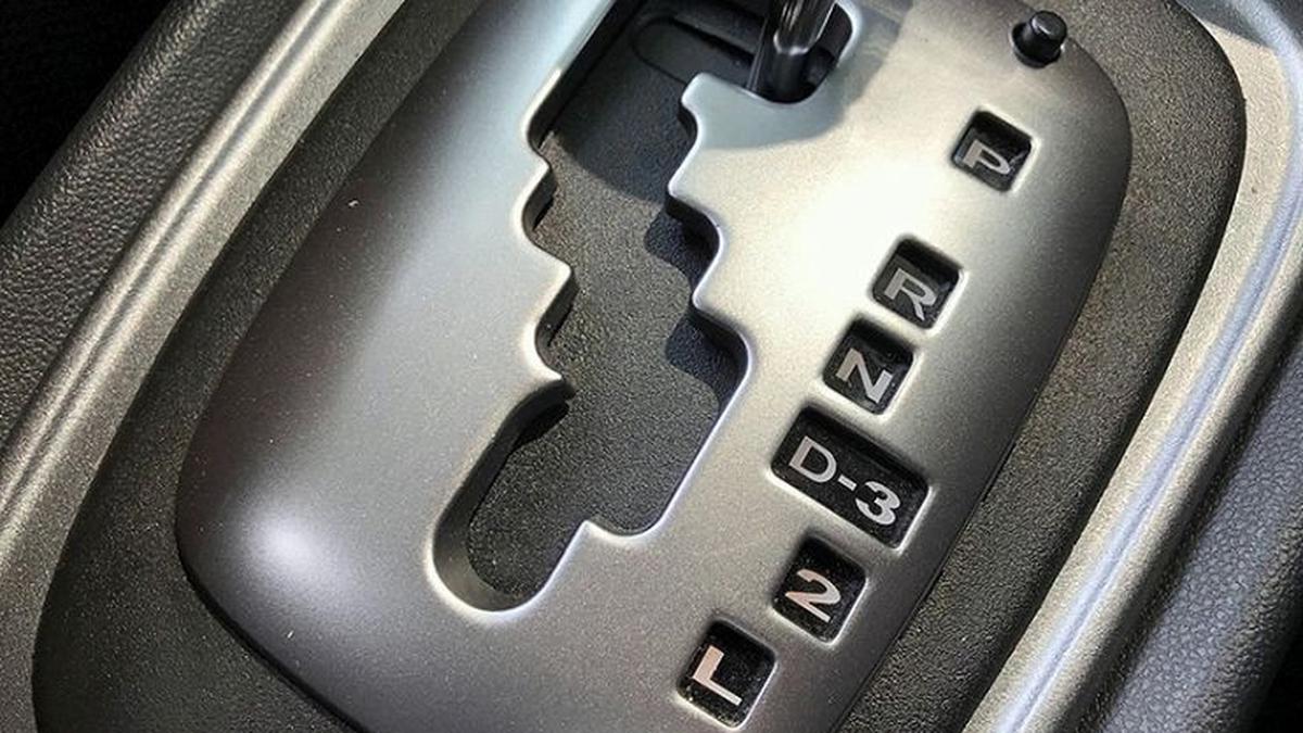 Jangan Sembarangan! Ini Bahayanya Langsung Mindahin Gigi Mobil Matik dari D ke P