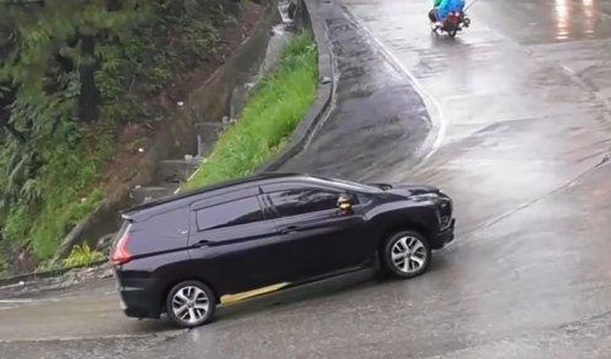 Biar Gak Mundur di Tanjakan! Ini 5 Cara Aman Nyetir Mobil Manual Buat Pemula