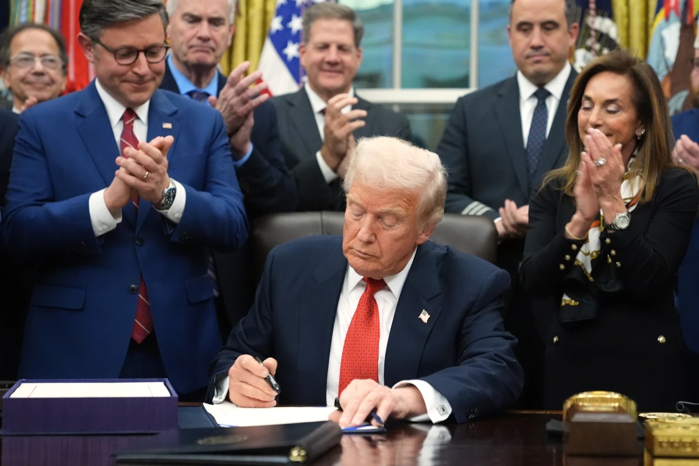 Shutdown Resmi Berakhir, Trump Tandatangani RUU Pendanaan Pemerintahan