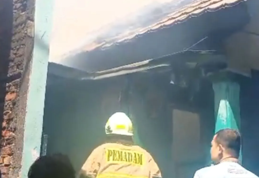 Korsleting Motor Picu Kebakaran di Ciracas: Rumah 120 Meter Hangus, Begini Kronologinya
