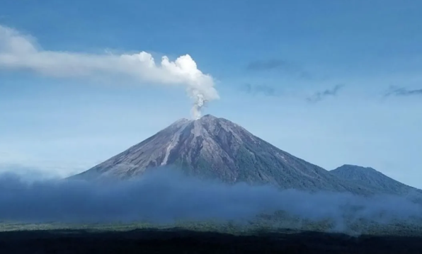 Gunung Semeru Erupsi 800 Meter Pagi Ini, Peringatan Waspada Dikeluarkan untuk Warga Sekitar