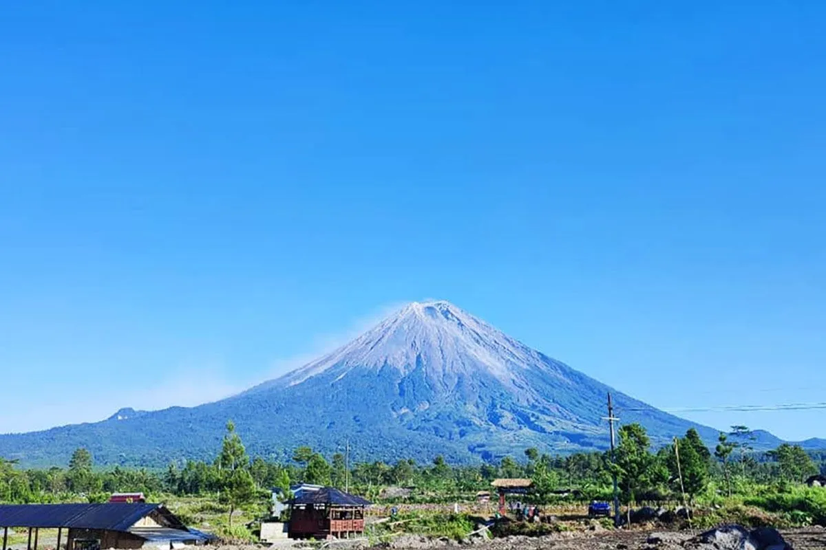 Aktivitas Tambang di Lereng Semeru Resmi Ditutup: Status Awas Picu Operasi Darurat!