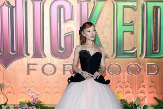 Ariana Grande Positif COVID Saat Tur Wicked For Good, Promo Filmnya Kacau Balau!
