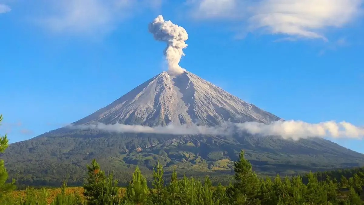 Dalam Enam Jam, Semeru Alami 45 Kali Erupsi: Status Awas, Warga Diminta Menjauh dari Zona Rawan
