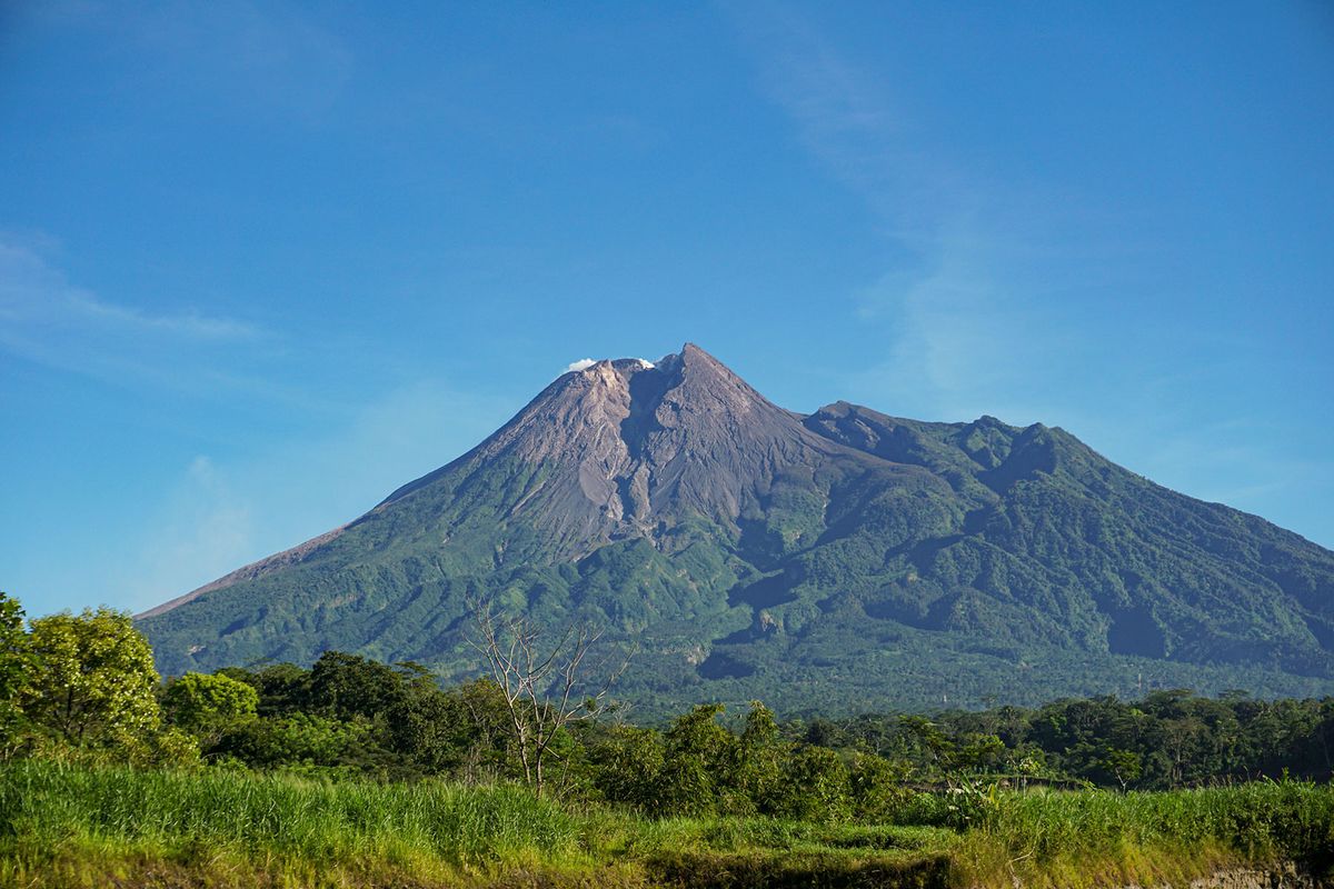 Setelah Semeru, Kini Giliran Merapi! Awan Panas Meluncur dari Jumat Malam, Warga Diimbau Tetap Waspada