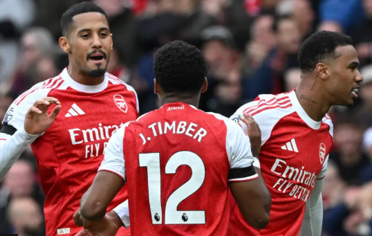 Cedera Pemain Arsenal Jelang Derbi: Krisis Bek Jelang Lawan Tottenham Makin Parah!