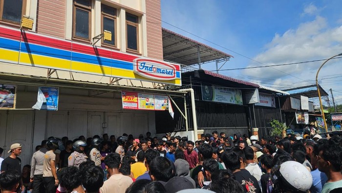 Polisi Menangkap 16 Orang Diduga Jarah Minimarket di Sibolga
