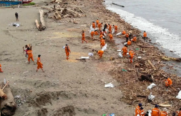 Pemkot Padang Ngebut Bersihkan 3.327 Ton Sampah Pascabencana, Kayu Gelondongan Didaur Ulang Jadi Bahan Bakar!