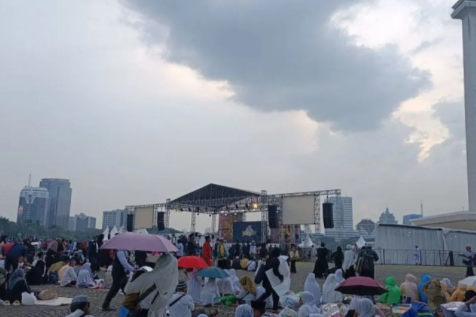 Monas Mulai Putih: Peserta Reuni Akbar 212 Membludak, Atribut Palestina Ikut Ramaikan Lapangan
